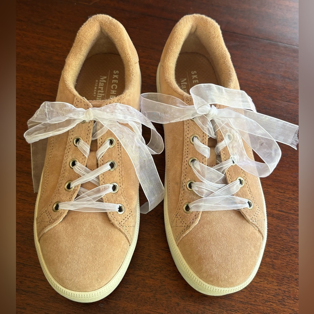 Superga women’s size 8 tan leather